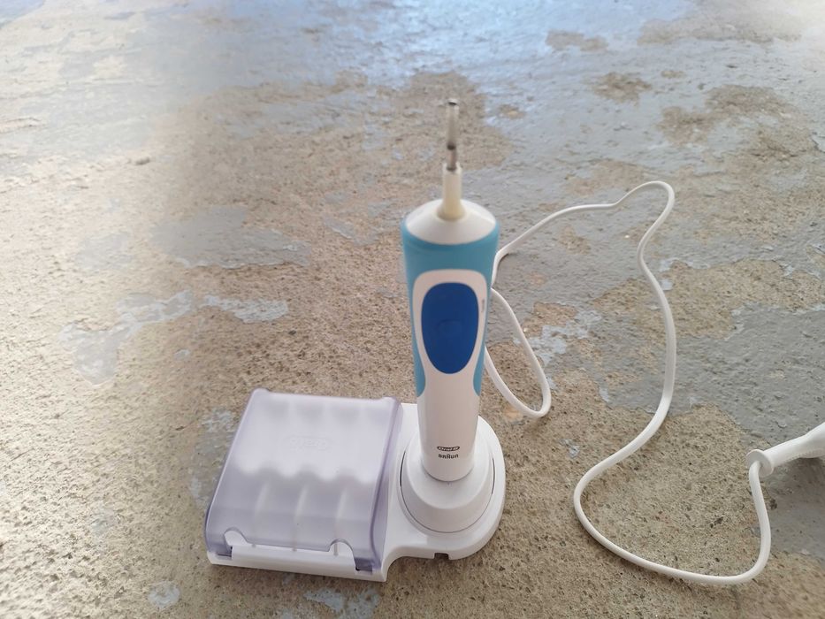 Periuța electrica cu acumulator și încărcător wireless OraL B
