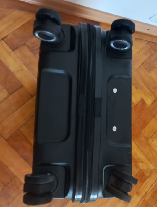 Troler standard Sagrada Catalana, 55x36x22 cm din polipropilenă, 4 roti 360°, TSA, maner telescopic, negru