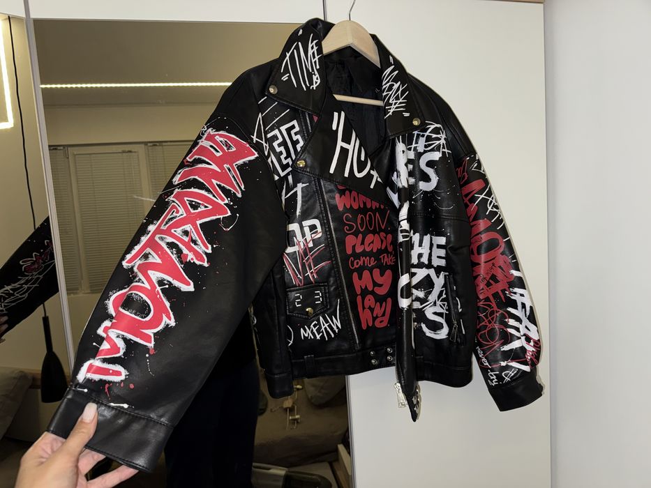 Кожено яке с цветни графити букви в готик пънк стил