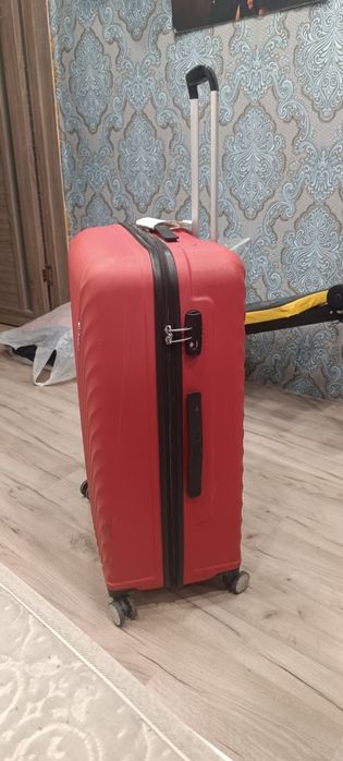 Продам чемоданы большой и маленький