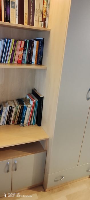 Стилни бюро и гардероб