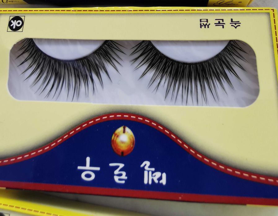 Vând gene false noi în cutie