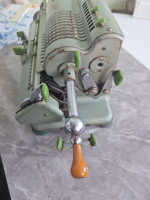 Стар механичен калкулатор Shubert DVR Немски