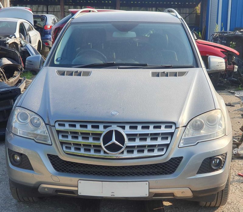 Dezmembrez Mercedes Benz ML 300 W164 Sport 3.0CDI BLUE-CY A 4x4 2010