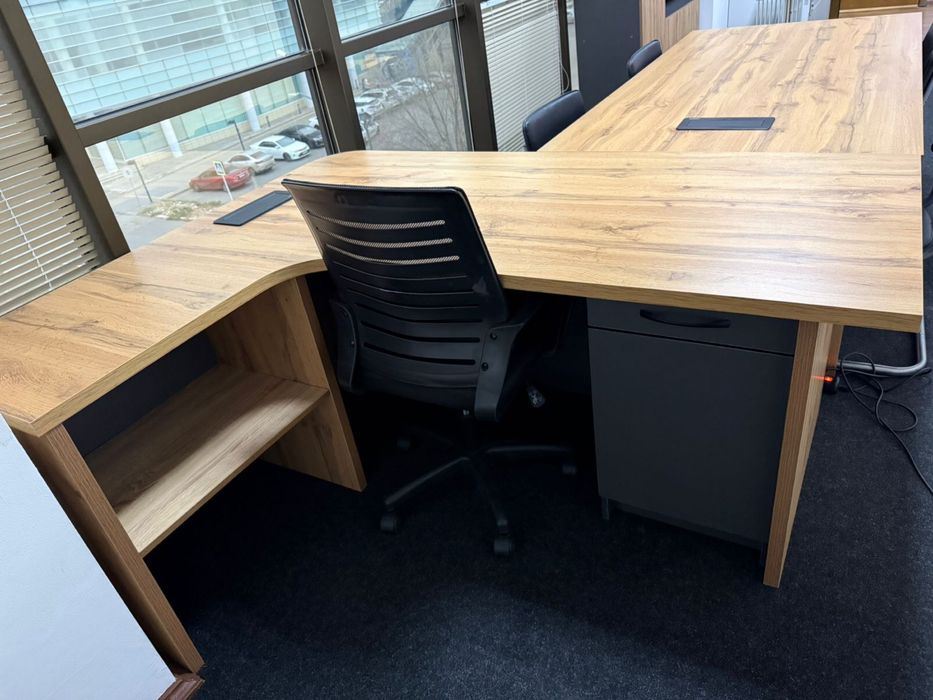 Офисная мебель. Стол и шкаф