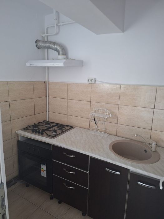 Garsonieră de vânzare 
Vând garsonieră situată la parter, în zona Deal din Pașcani, cu suprafața de 22 mp.
Garsoniera este renovat