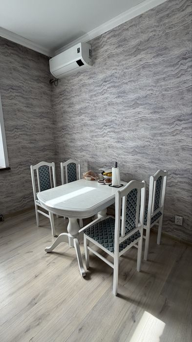 Продам кухонный стол со стульями