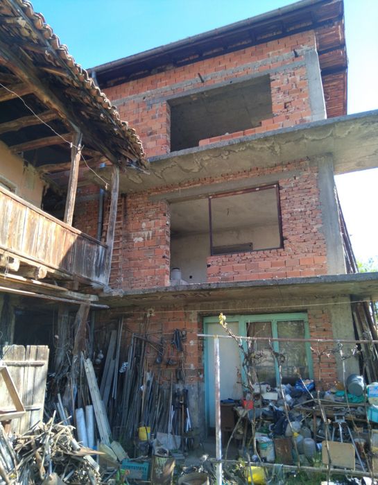 Продава къща в с.Лозно общ.Кюстендил