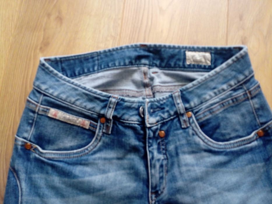 2 чифта дамски дънки + колан ест. кожа