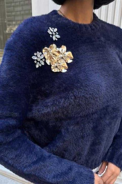 Тъмносин пуловер с подвижна брошка