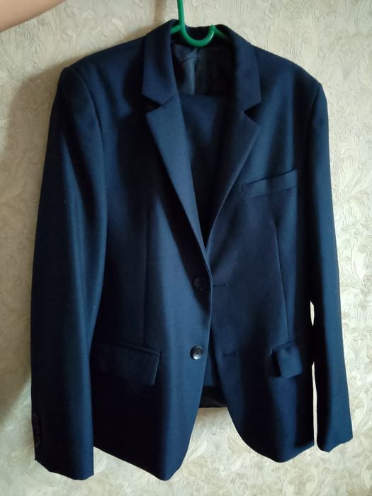 Продам школьный костюм