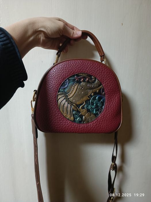 В наличии сумочка очень удобная и вместительная