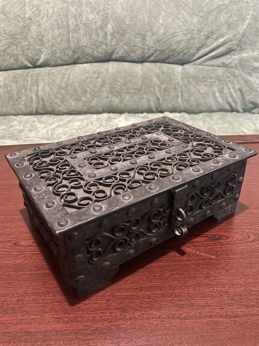 Стара Желязна Кутия за бижута