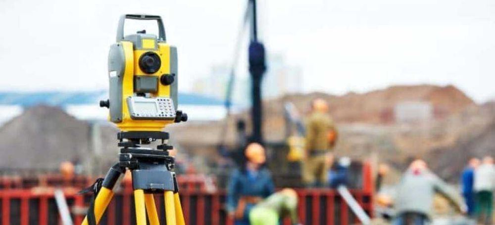 Опытный геодезист : Инженер геодезист со своим оборудованием