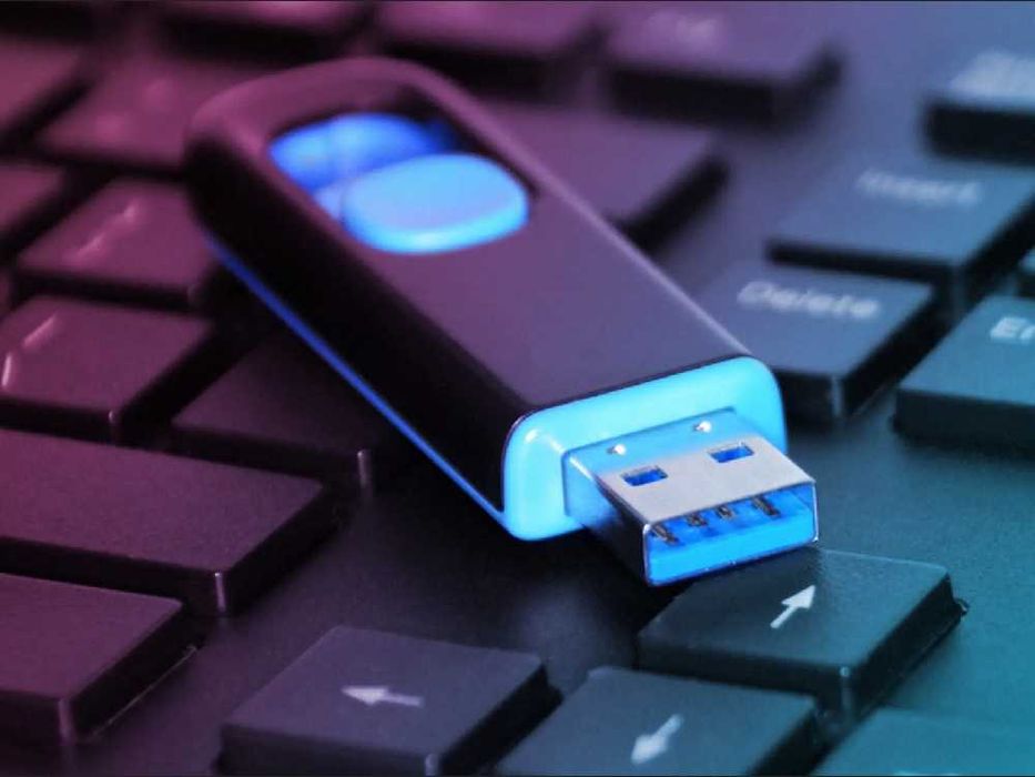 Stick USB bootabil Windows 11 Home sau Pro + licenta originala retail