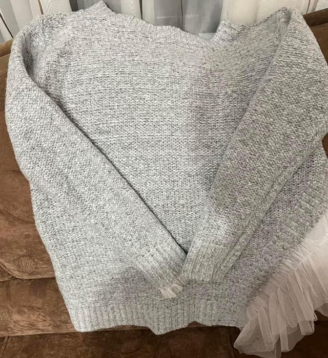 Дамски пуловер с тюл.