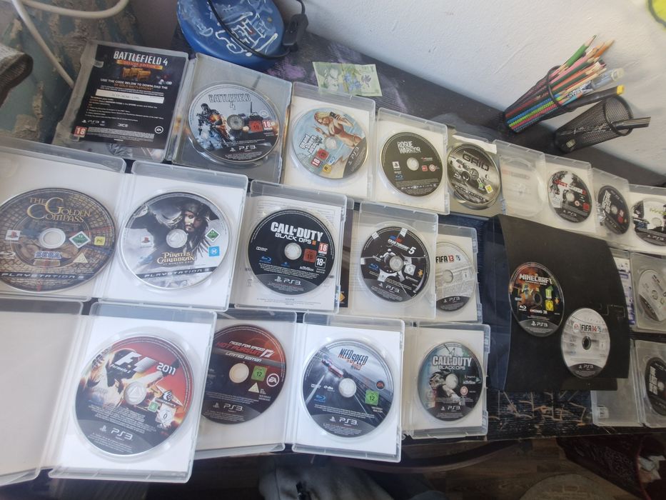 Ps 3 fără  manete . Jocurile se dau separat