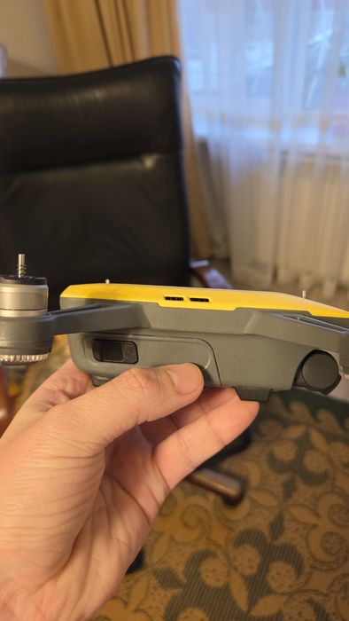 Продам дрон dji spark