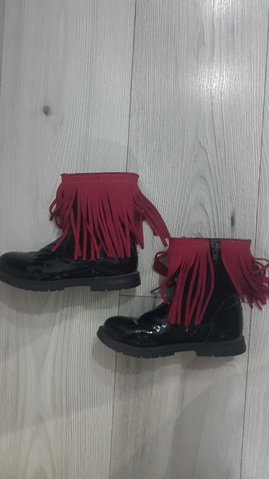 Ghetute deosebite din piele lacuita, marimea 29