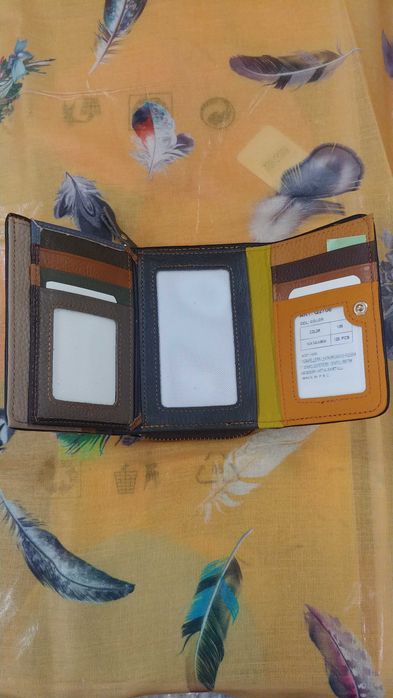 Дамски портмонета от естествена кожа-лачен-с лакирани фигурки.