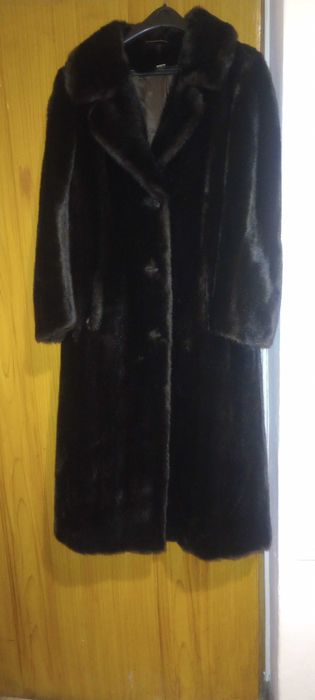 Палто, тъмно кафяво, изкуствен косъм. Стои елегантно.