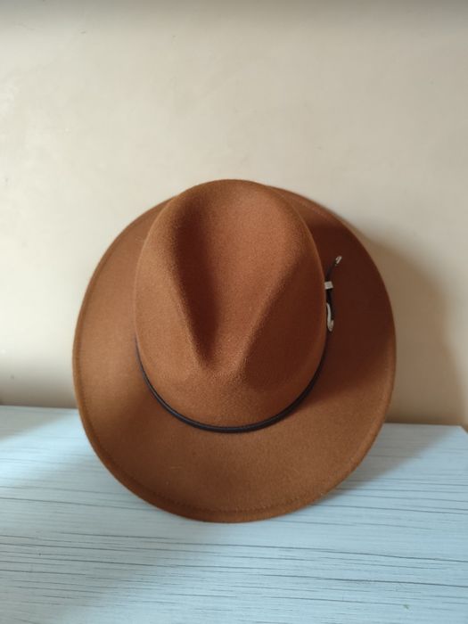 Кафява дамска шапка