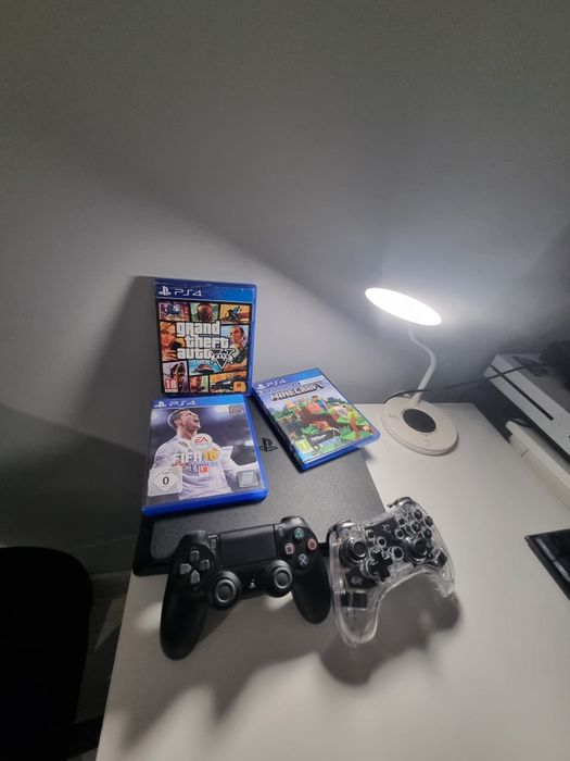 Vând ps 4 slim , 2 manete +3 jocuri