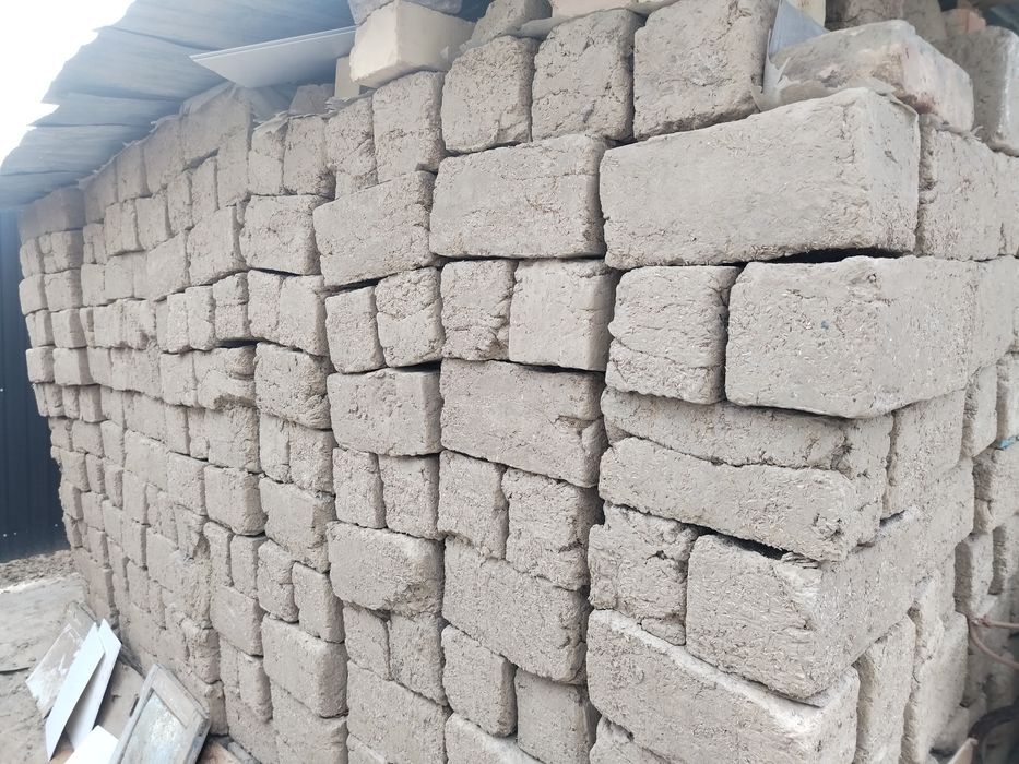 Кірпіш тасбогетте тұр