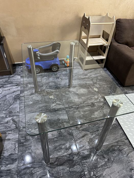 Стъклена маса с метални крака