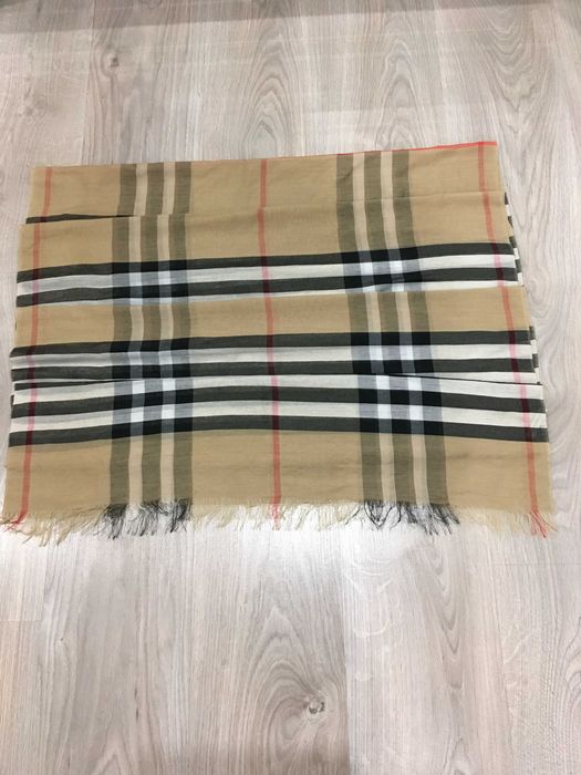 BURBERRY копринен шал
