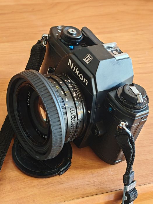 Лентов фотоапарат Nikon EM +  Nikon 50мм 1.8