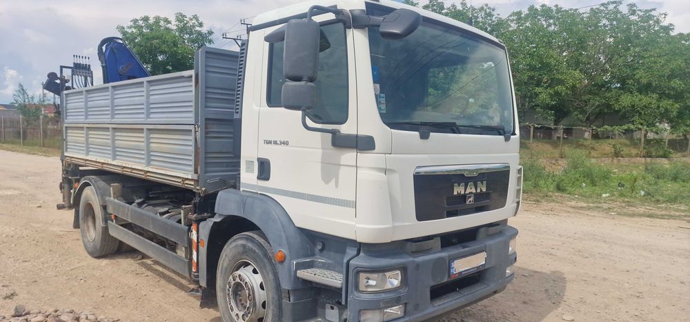 Camion basculabil cu macara