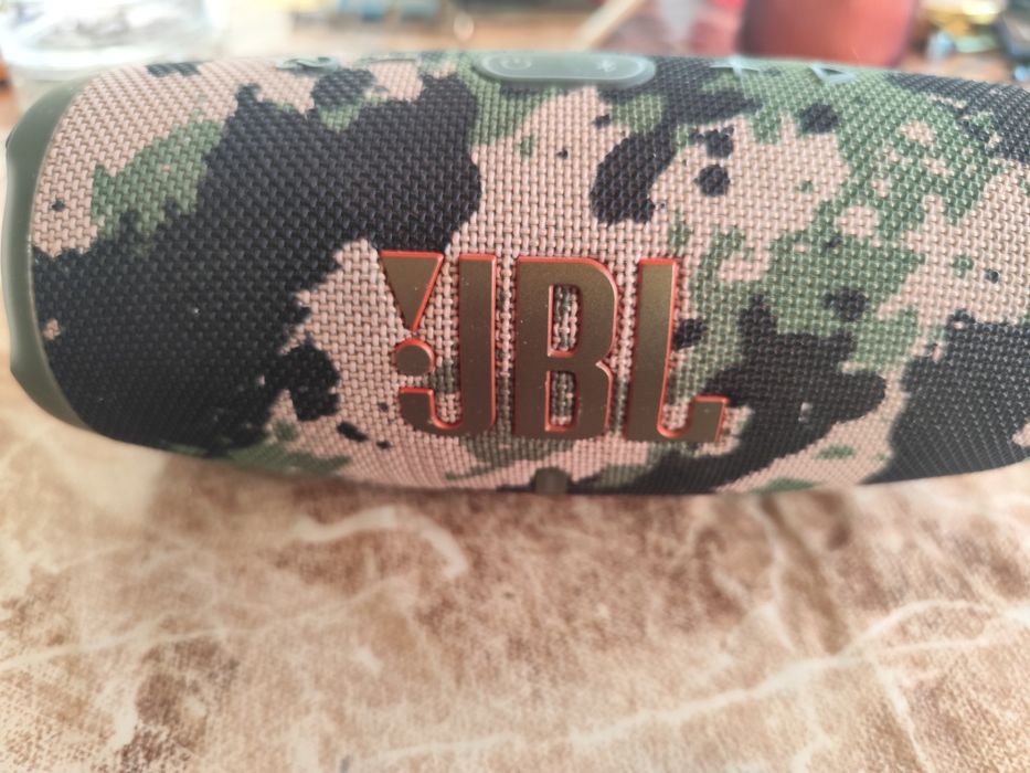 Продавам JBL Charge 5
