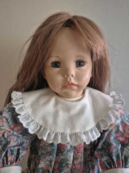 Papusa de portelan semnata Dianna Effner