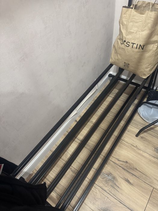 Вешалка на колесиках