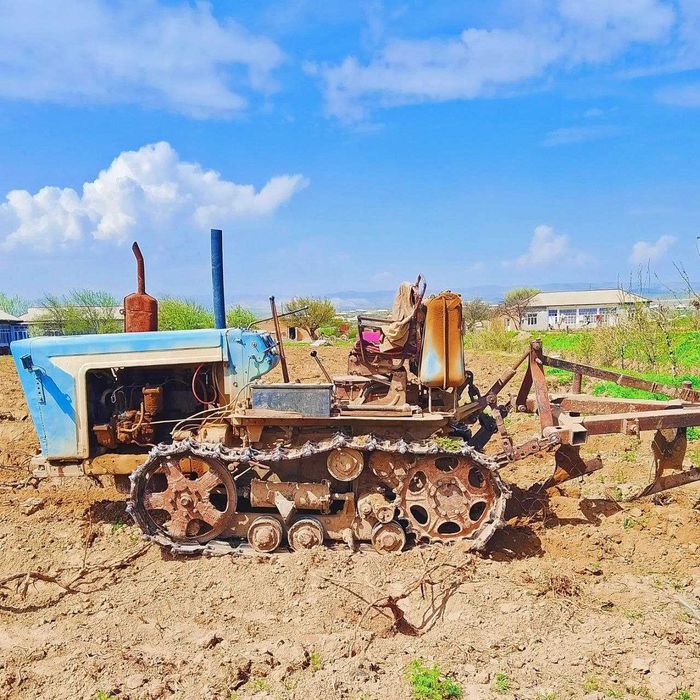 КД-35 gusenichniy traktor + plug