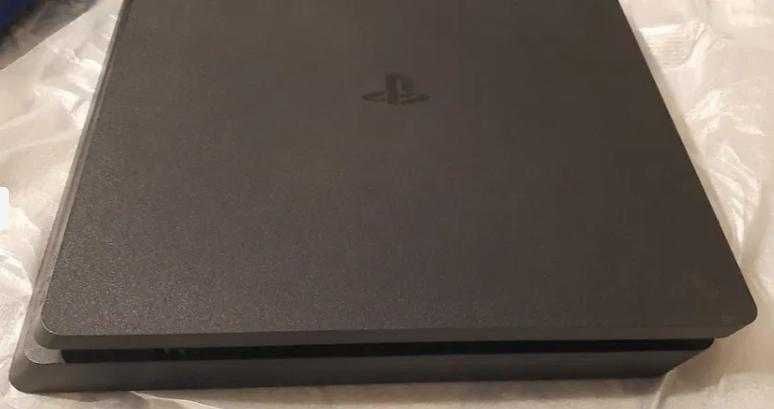 Конзола PS4 с 2 джойстика и игра Gran Turismo