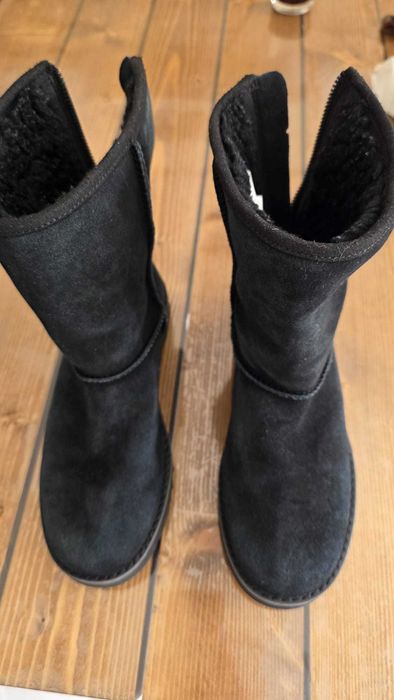 UGG Classic Short Logo Zip Boot lucrati ingust