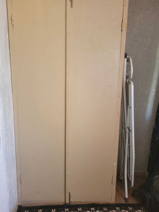 Продам двери и шкаф на дрова самовывоз, само спуск с 3его этажа