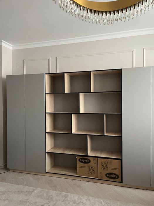 Шкаф со встроенными полками