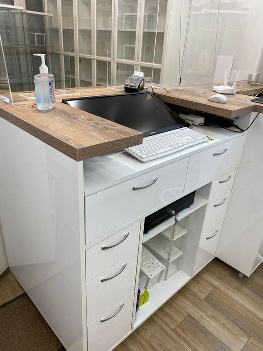 Mobilier farmacie facut la comanda