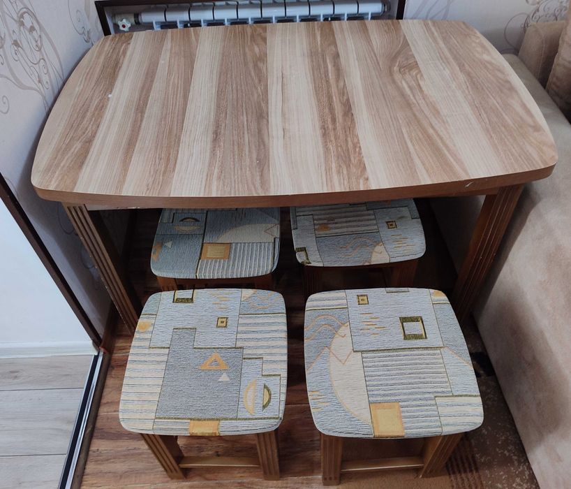 Стол и 4 табуретки