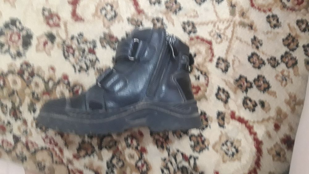 Продам ботинки на осень на мальчика