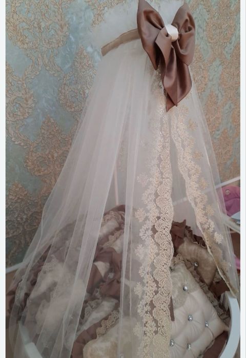 Продам кровать и постельный комплект.