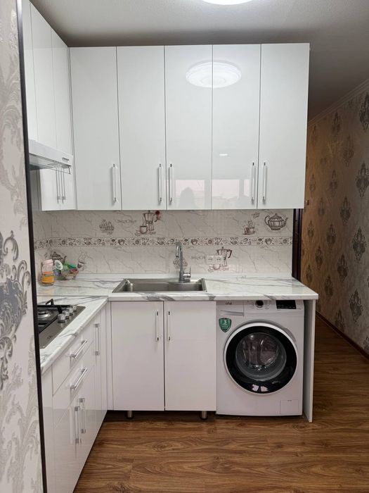 Kuxinniy garnitur sotiladi