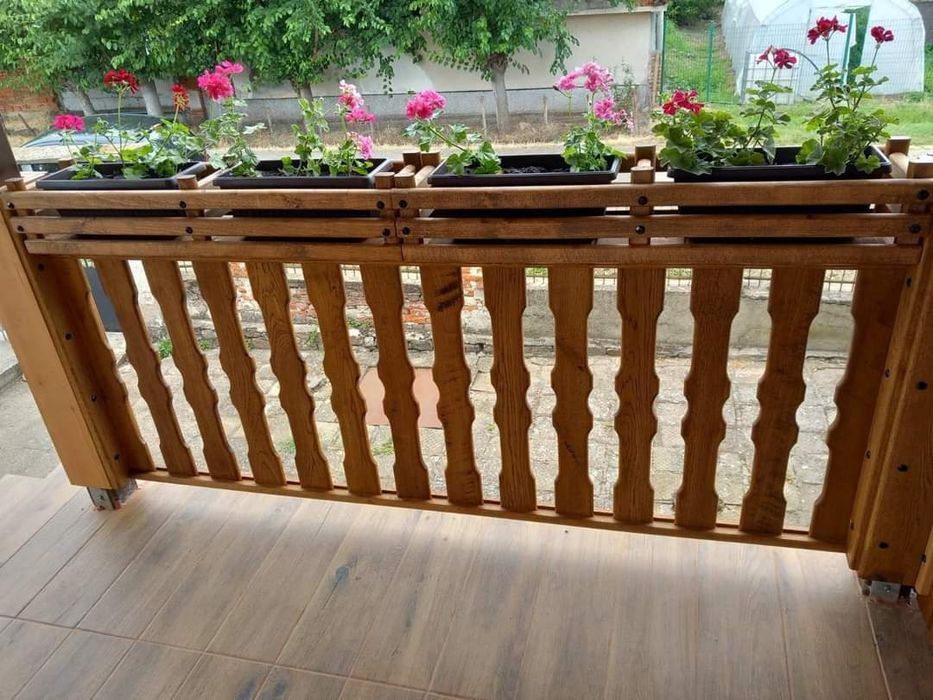 Кашпи за цветя от масивна дървесина