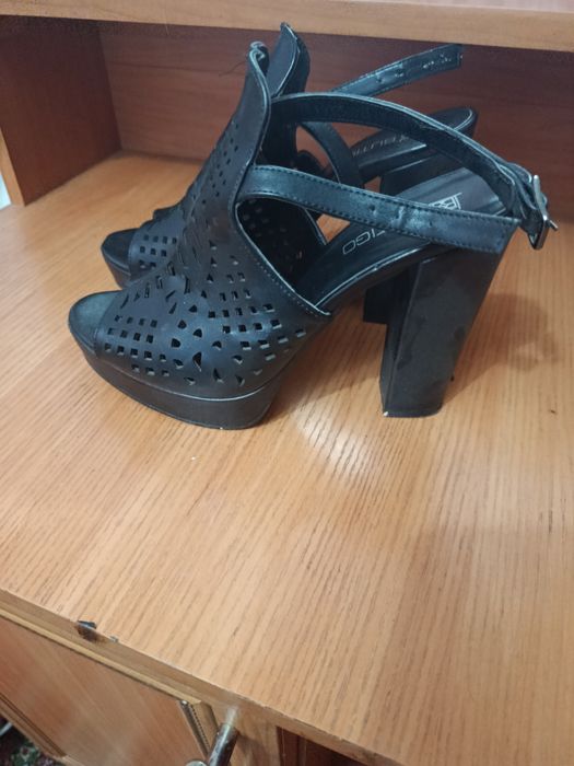 Кожаные босоножки