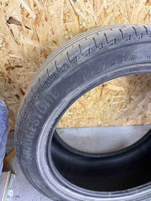 продам б/у летнюю резину 235/45/18
