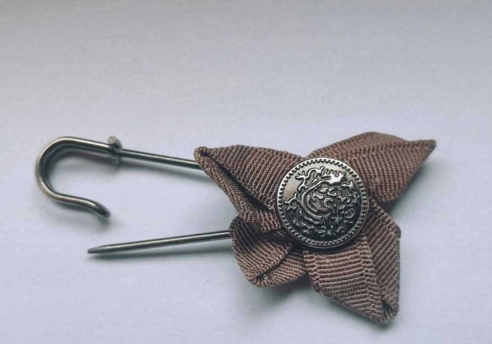 Brose tip ac de siguranta, din metal argintat, cu ornament celtic