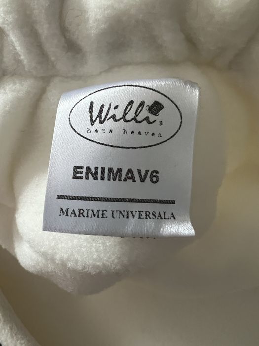 Căciulă albă de damă cu cozoroc si moț de blăniță negru, firma Willi